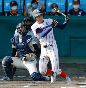 準々決勝の大阪桐蔭高校戦で適時打を放つ下関国際高校の橋爪成選手＝西宮市、甲子園球場