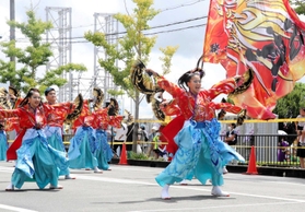 多くの踊り手が出演したおの恋おどりパレード＝小野市中島町