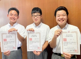四つの資格試験に合格した（右から）西村悟さん、遠藤康祐さん、芝崎夢叶さん＝小野工業高校