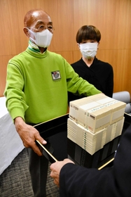 今年３月、「コロナ対策に」と５千万円を寄付した竹内さん夫妻＝西脇市役所