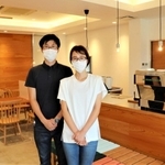 コミュニティーレストラン「けやき焙煎所」を開業する宗平慎太郎さん（左）と妻の祐果さん＝小野市粟生町