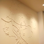 壁に刻まれた小野市の地図。地元愛があふれる＝小野市粟生町