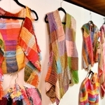 障害者が手織りしたさおり織り＝西脇市西脇