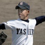 力投する社高校時代の井上さん＝２００９年４月、姫路球場