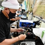 （１）レース当日、最終調整をする小寺一郎さん