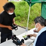 （２）モーターの回転数や車体重量をチェックする参加者