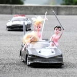 （４）パトカーからの追跡をかわす「族車」のラジコン