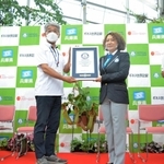 ギネス世界記録の公式認定証を受け取る石田均園長（左から２人目）と栽培担当の土居寛文さん（右端）＝県立フラワーセンター
