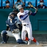 準々決勝の大阪桐蔭高校戦で適時打を放つ下関国際高校の橋爪成選手＝西宮市、甲子園球場