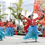 多くの踊り手が出演したおの恋おどりパレード＝小野市中島町