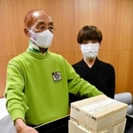 今年３月、「コロナ対策に」と５千万円を寄付した竹内さん夫妻＝西脇市役所