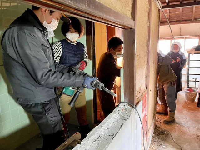 ワークショップの参加者によって行われた古民家改修（山本代表提供）＝多可町中区門前