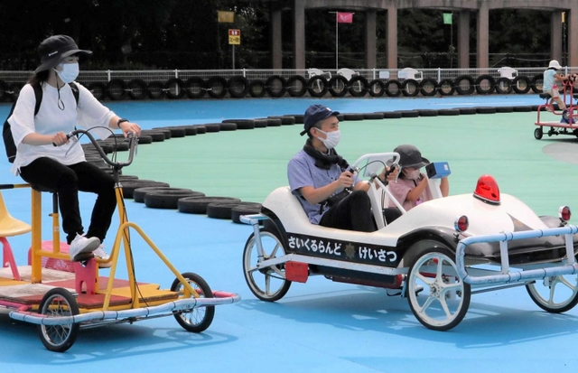 おもしろ自転車を楽しむ親子＝加東市下滝野