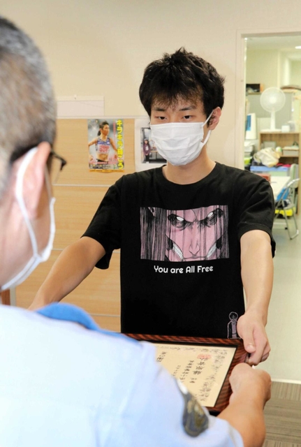 小野署から署長感謝状を贈られた大学生の河合勇飛さん＝小野署