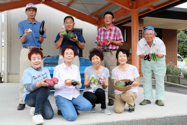 「山田の里ファーマーズマーケット」に自慢の野菜を出品している地元の農家＝小野市山田町