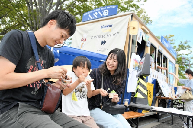 ジェラートの冷たさに肩をすくめる子ども＝小野市中島町