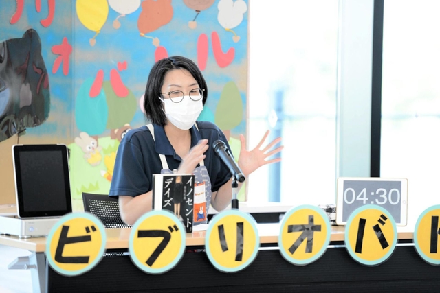 ビブリオバトルで早見さんの「イノセント・デイズ」を推薦する参加者＝西脇市図書館