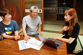 法人化後のビジョンを語る山本代表（右）と小椋夫妻＝多可町中区門前