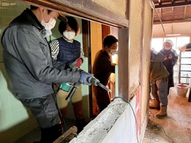 ワークショップの参加者によって行われた古民家改修（山本代表提供）＝多可町中区門前