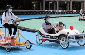 おもしろ自転車を楽しむ親子＝加東市下滝野