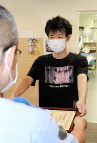 小野署から署長感謝状を贈られた大学生の河合勇飛さん＝小野署