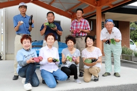 「山田の里ファーマーズマーケット」に自慢の野菜を出品している地元の農家＝小野市山田町