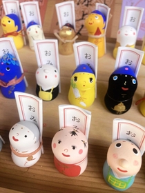光顕さんが手作りする愛らしい人形の数々。おみくじが付き、参拝者を楽しませている＝小野市浄谷町