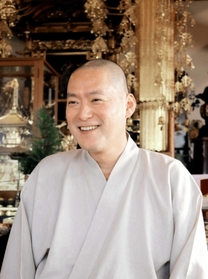 「生死をさまよった経験が人形作りにつながっている」と話す鑑光顕さん＝小野市浄谷町