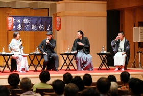 日本酒との付き合い方について、トークショーで持論を述べる吉田類さん（左から２番目）ら＝加東市上三草