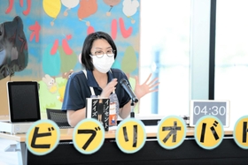 ビブリオバトルで早見さんの「イノセント・デイズ」を推薦する参加者＝西脇市図書館