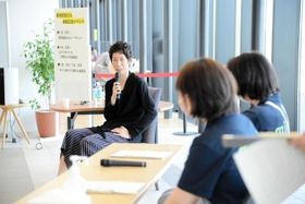 トークショーでかなしきデブ猫ちゃんへの思いを語る早見和真さん＝西脇市図書館