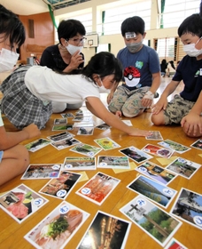 北播磨各地の名物や名所を収めたかるたを楽しむ子どもたち＝加東市上久米