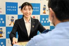 国際ロマンス詐欺を防ぎ、感謝状を受ける宮崎陽奈さん＝西脇署