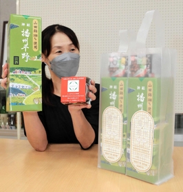 日本酒と播州百日どりの缶詰を合わせた土産品「播州×播州」（右）＝加東市観光協会