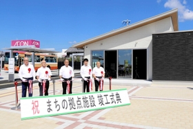 施設の完成をテープカットで祝う関係者ら＝加東市社