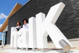 「ｈａｌＫ」のモニュメント。背景の黒壁に白色が映える＝加東市社