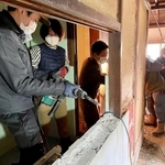 ワークショップの参加者によって行われた古民家改修（山本代表提供）＝多可町中区門前