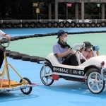 おもしろ自転車を楽しむ親子＝加東市下滝野
