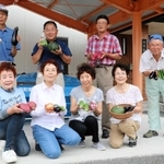 「山田の里ファーマーズマーケット」に自慢の野菜を出品している地元の農家＝小野市山田町
