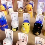 光顕さんが手作りする愛らしい人形の数々。おみくじが付き、参拝者を楽しませている＝小野市浄谷町