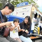 ジェラートの冷たさに肩をすくめる子ども＝小野市中島町