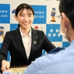 国際ロマンス詐欺を防ぎ、感謝状を受ける宮崎陽奈さん＝西脇署