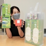 日本酒と播州百日どりの缶詰を合わせた土産品「播州×播州」（右）＝加東市観光協会