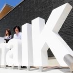 「ｈａｌＫ」のモニュメント。背景の黒壁に白色が映える＝加東市社