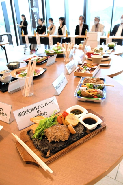 市民にお披露目された「極ハンバーグ」＝西脇市野村町茜が丘