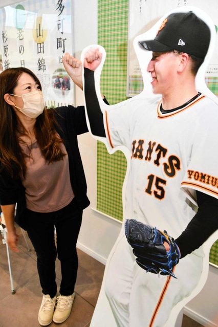 等身大…と思いきや、少し小さめになった大勢投手の切り抜きパネル＝多可町役場