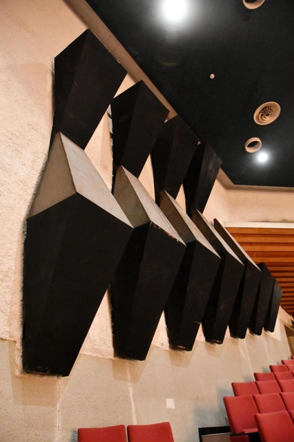 壁面に設置された音響装置＝西脇市郷瀬町