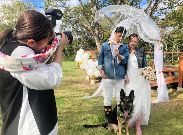 愛犬も一緒に。アーベントロートが企画するウエディングのリハーサル＝小野市万勝寺町