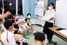 クイズでベトナムについて紹介する高校生＝三木市本町２、中央公民館