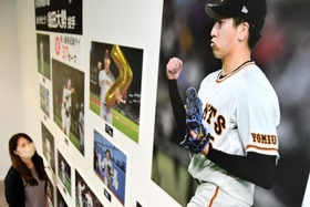 大勢投手の活躍を振り返るパネル展示＝多可町役場